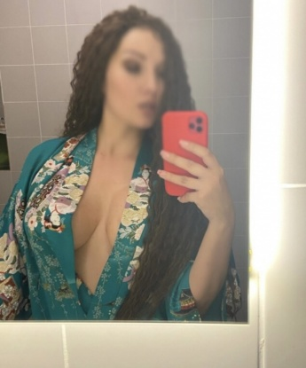 Встретимся у меня в уютной квартире в центре Москвы или я могу приехать к тебе. Я обладаю креативным подходом к интимным играм и готова исполнить все твои фантазии. Моя сексуальность и шарм непременно завоюют тебя. Мои услуги включают оральный и классический секс, эротический массаж, ролевые игры и многое другое. Фото настоящие, убедись сам! Мои гости остаются довольны и всегда возвращаются ко мне снова. Жду твоего звонка! 😉 5588, 27 лет